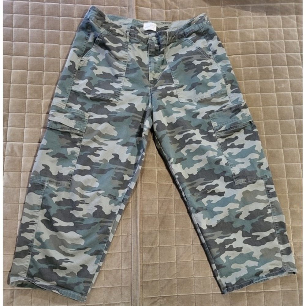 Women's Universal Thread Camo High Rise Size 17 EUC